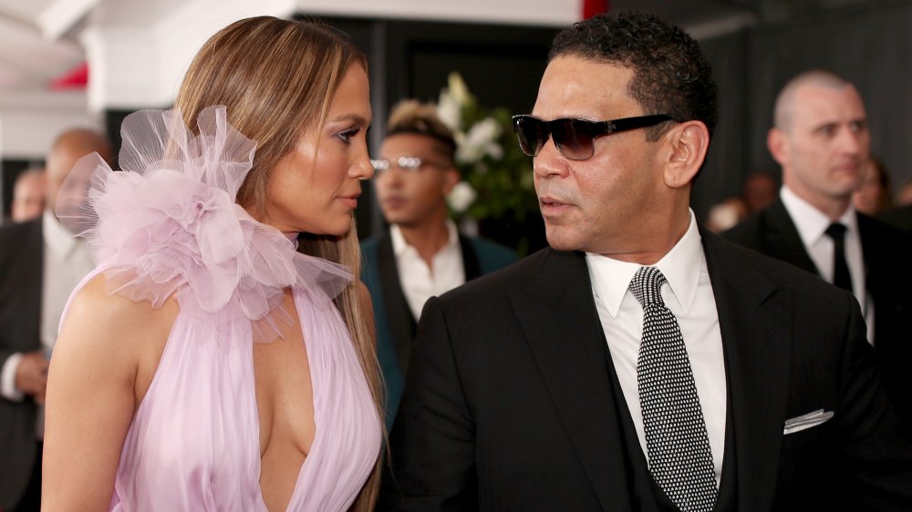 Jennifer Lopez e Benny Medina alla 59a edizione dei Grammy Awards 