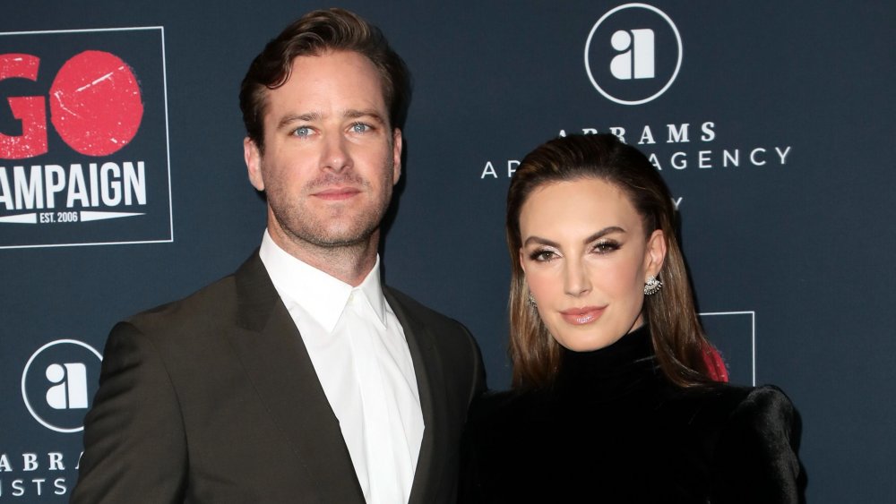 Armie Hammer ed Elizabeth Chambers, in posa con espressioni serie sul tappeto rosso