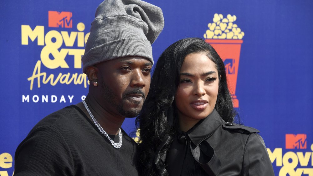 Ray J e la principessa Amore, indossano tutto nero e in posa braccio a braccio sul tappeto rosso