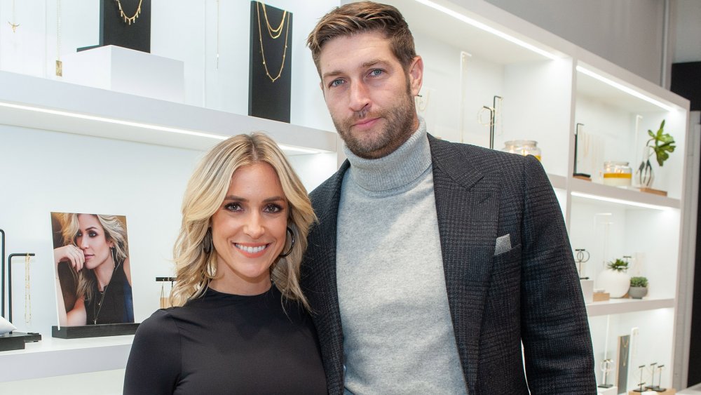 Kristin Cavallari e Jay Cutler, sorridenti mentre posano a braccetto in un negozio