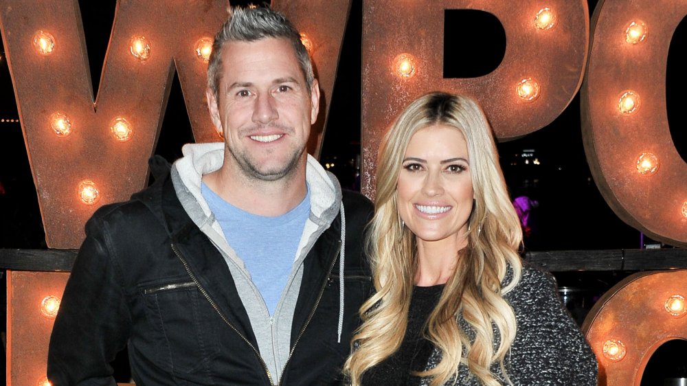 Ant Anstead e Christina Anstead, in posa braccio-in-braccio e sorridente