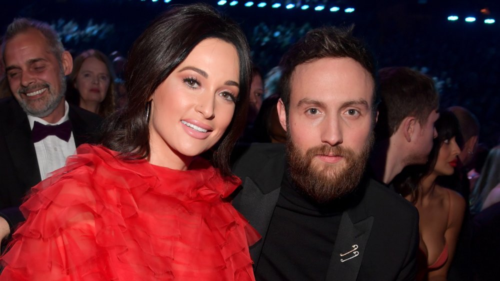 Kacey Musgraves e Ruston Kelly seduti a uno spettacolo di premi insieme