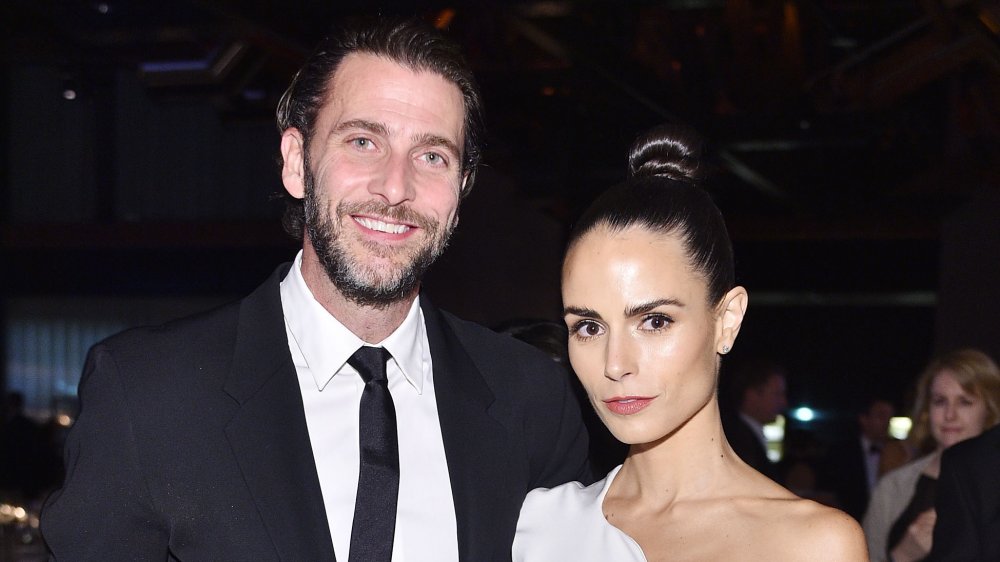 Jordana Brewster con un'espressione seria e Andrew Form sorridente, in posa braccio-in-braccio 