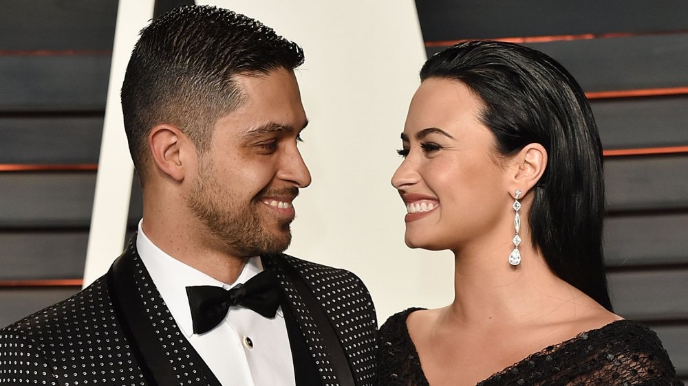 Wilmer Valderrama e Demi Lovato sorridenti l'un l'altro