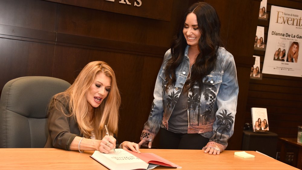 Dianna De La Garza firma un libro, Demi Lovato accanto a lei