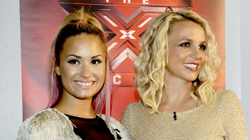 Demi Lovato e Britney Spears in posa e sorridente