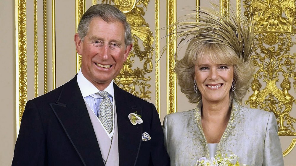 Il principe Carlo e Camilla Parker Bowles sorridenti il giorno del loro matrimonio