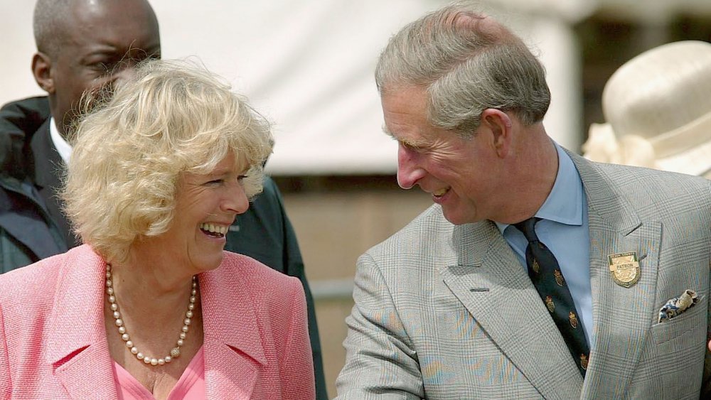 Camilla Parker Bowles e il principe Carlo ridono insieme