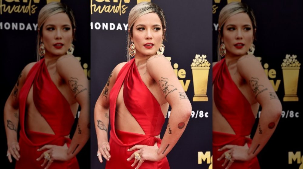 Halsey in un abito rosso rivelatore