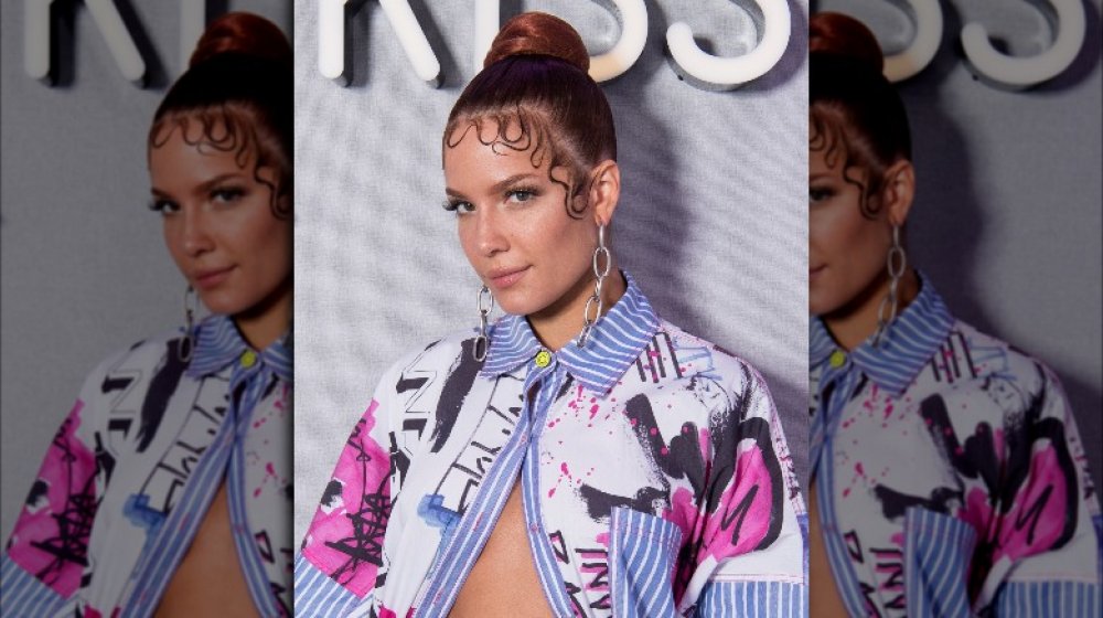 Halsey in una giacca colorata e capelli in panino