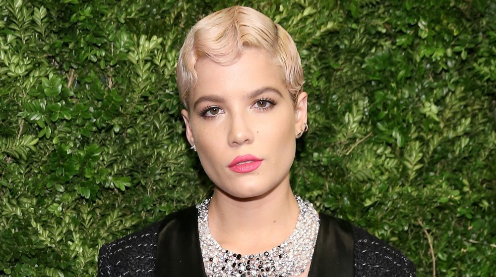 Halsey con i capelli corti in onde e enorme collana d'argento