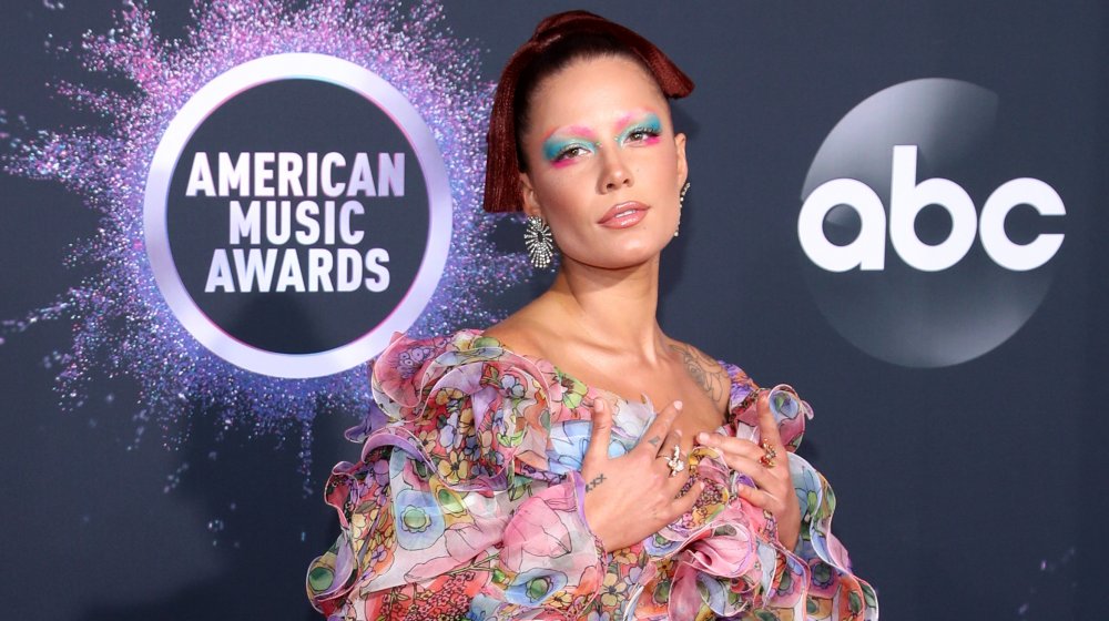 Halsey con trucco color arcobaleno in un abito floreale