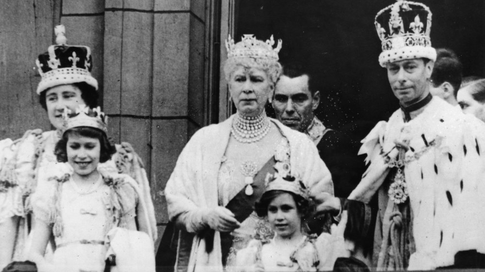 Giorgio VI, la regina Elisabetta, le principesse Elisabetta e Margherita e la regina Maria nel 1937