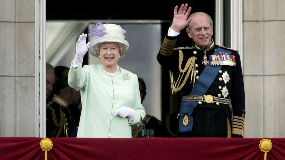 Il principe Filippo e la regina Elisabetta guardano il flypast sopra il Mall degli aerei britannici e statunitensi della seconda guerra mondiale dal balcone di Buckingham Palace nel giorno della commemorazione nazionale nel 2005