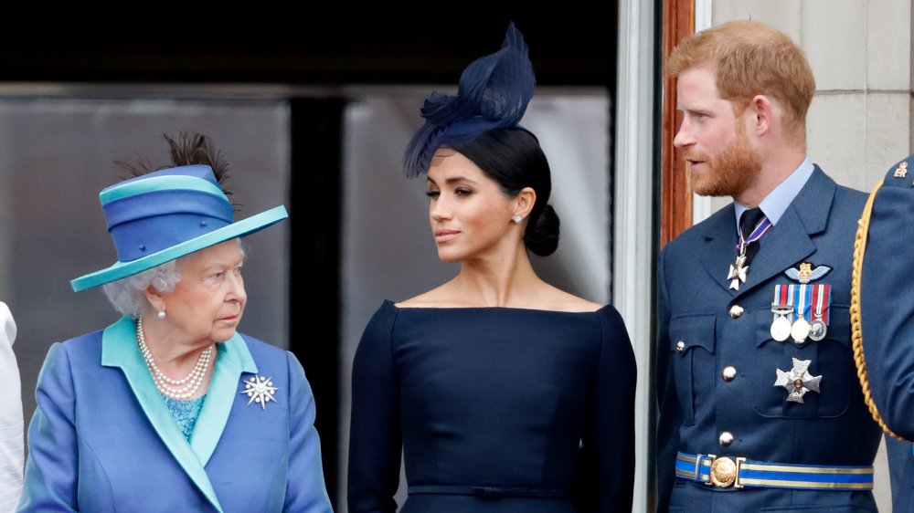 La regina Elisabetta, Meghan Markle e il principe Harry in occasione del centenario della Royal Air Force dal balcone di Buckingham Palace nel 2018