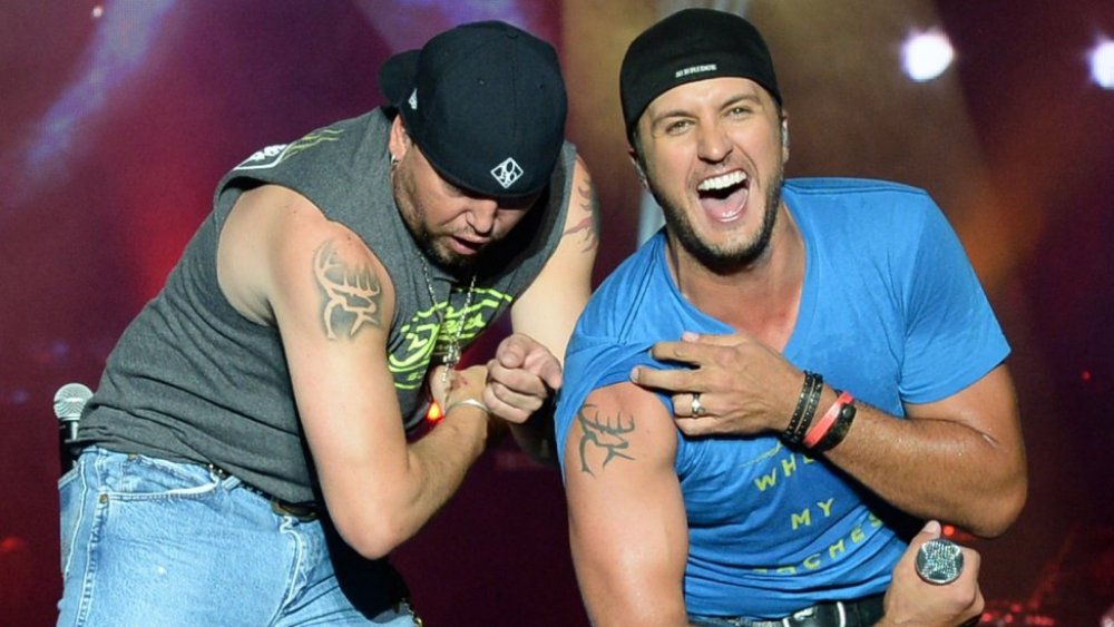 Jason Aldean e Luke Bryan mostrando il loro inchiostro