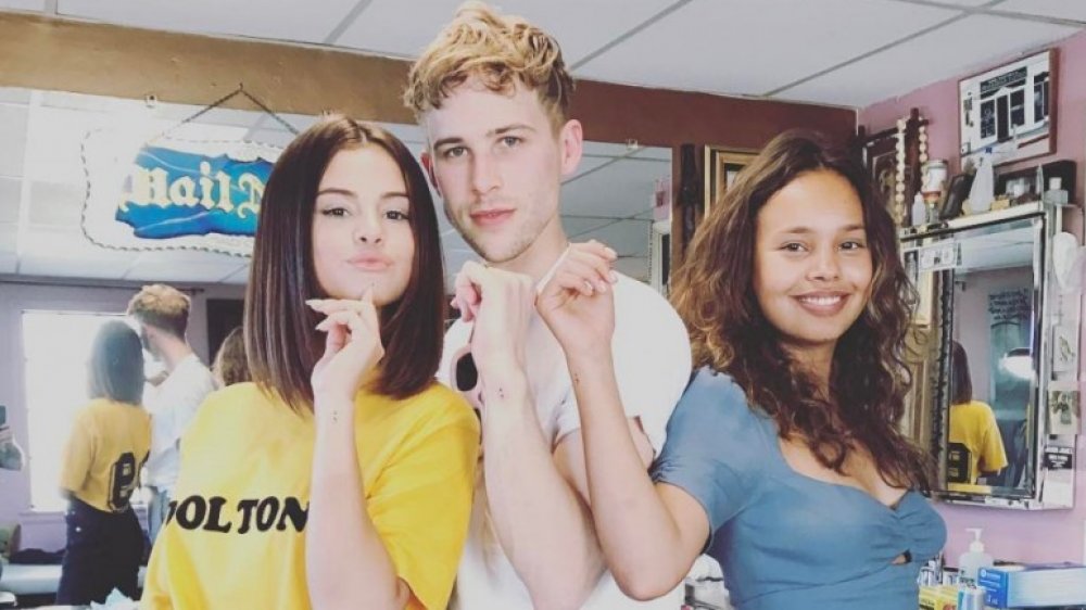 Selena Gomez, Tommy Dorfman e Alisha Boe sfoggiano tutti il loro inchiostro