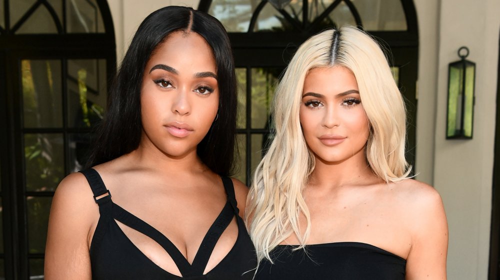 Jordyn Woods e Kylie Jenner in posa e guardando la macchina fotografica