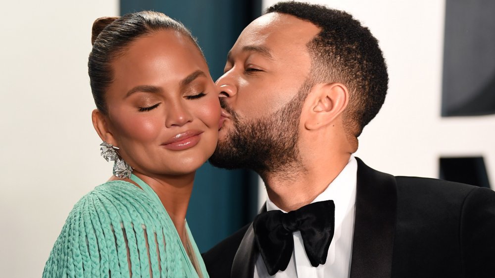 John Legend bacia la guancia di Chrissy Teigen