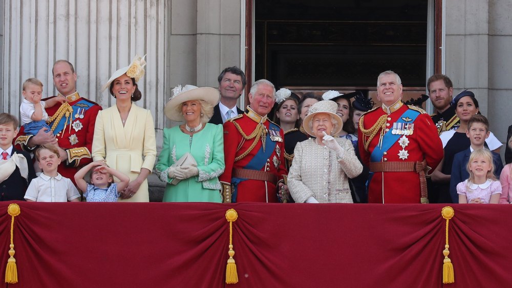 La famiglia reale guarda un flypast dal balcone di Buckingham Palace durante Trooping The Colour, la parata annuale di compleanno della regina nel 2019 