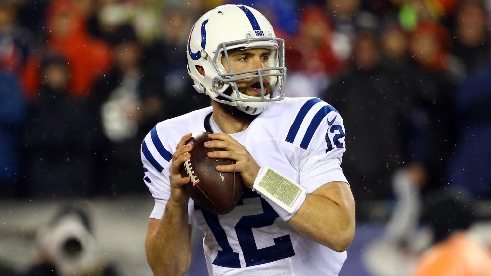 Andrew Luck si prepara a lanciare un pallone da calcio