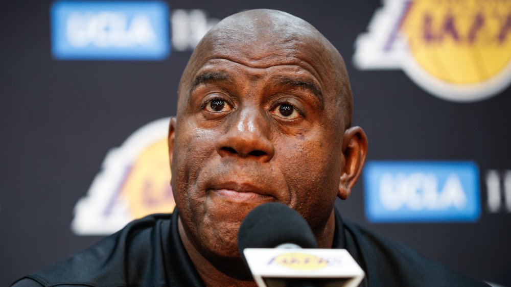 Earvin Magic Johnson al microfono, seduto