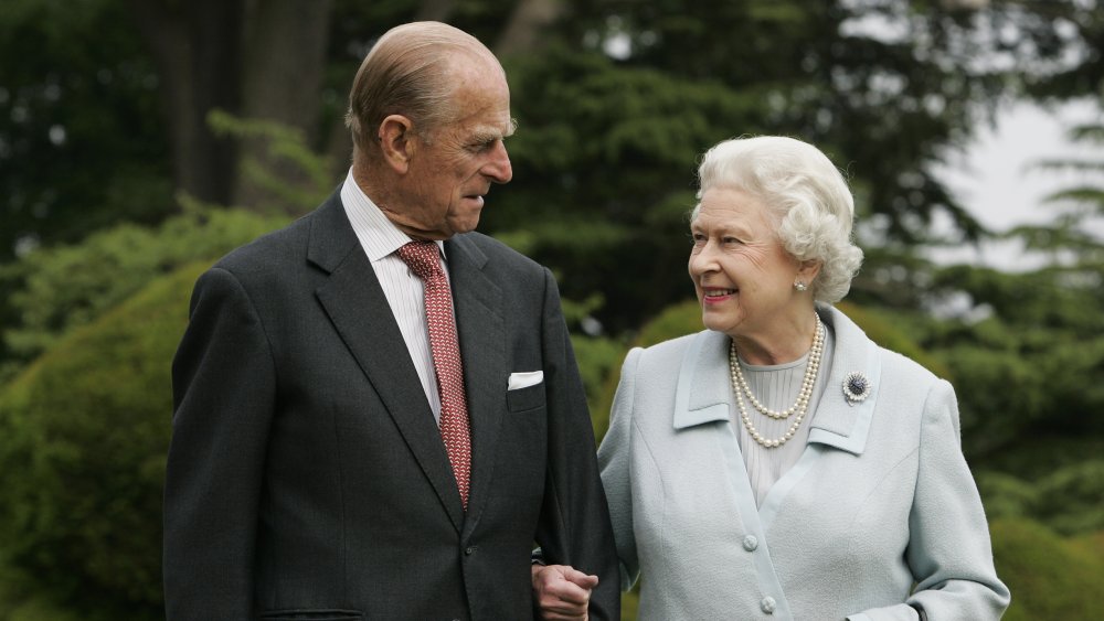 La regina Elisabetta e il principe Filippo visitano Broadlands per celebrare il loro anniversario di matrimonio di diamante nel 2007