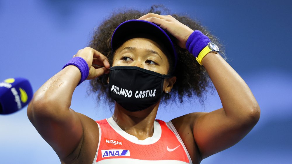 Naomi Osaka con una maschera