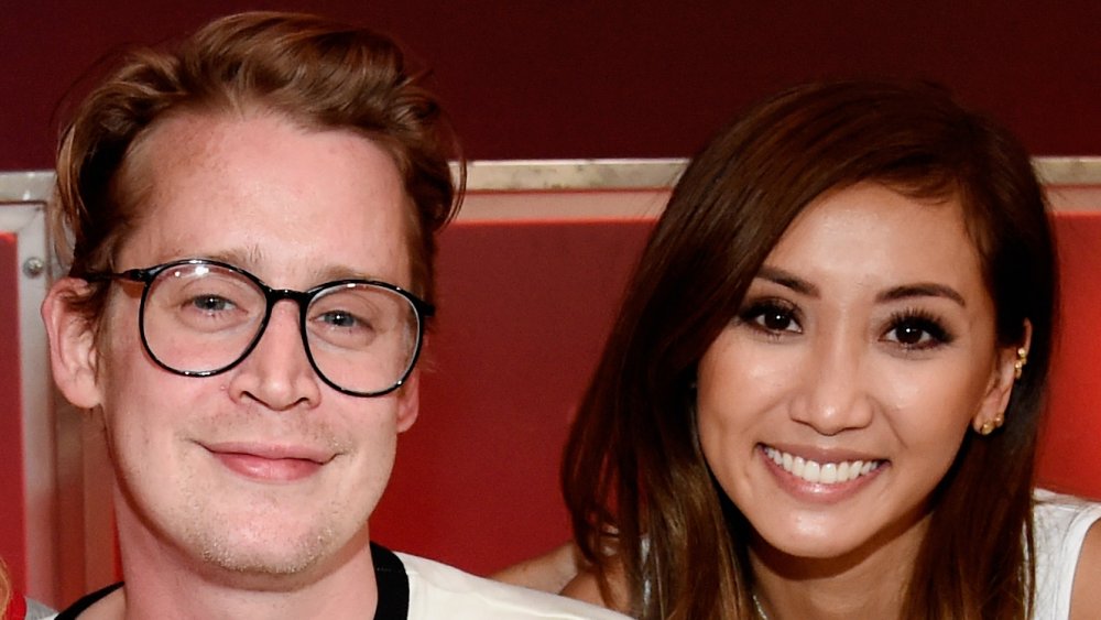 Macaulay Culkin e Brenda Song, in posa insieme e sorridenti