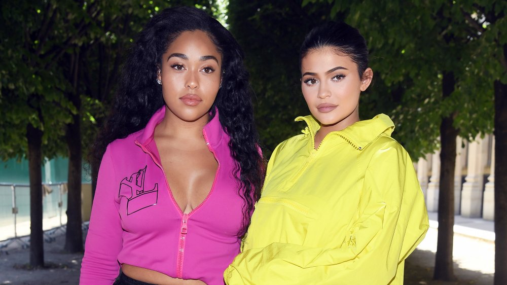 Kylie Jenner e Jordyn Woods in abiti color neon