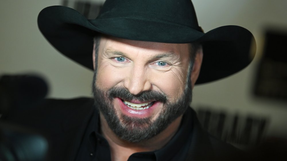 Garth Brooks con un cappello da cowboy, sorridente