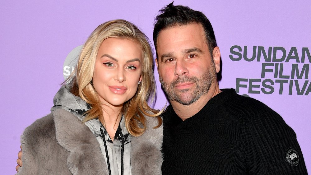 Lala Kent in un cappotto grigio, Randall Emmett in un maglione nero