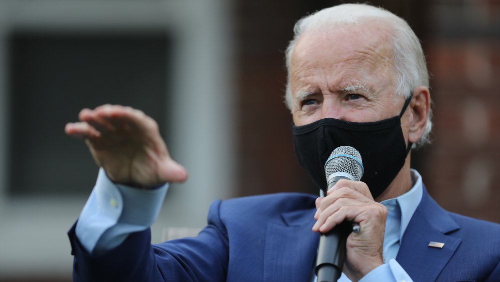 Joe Biden con maschera