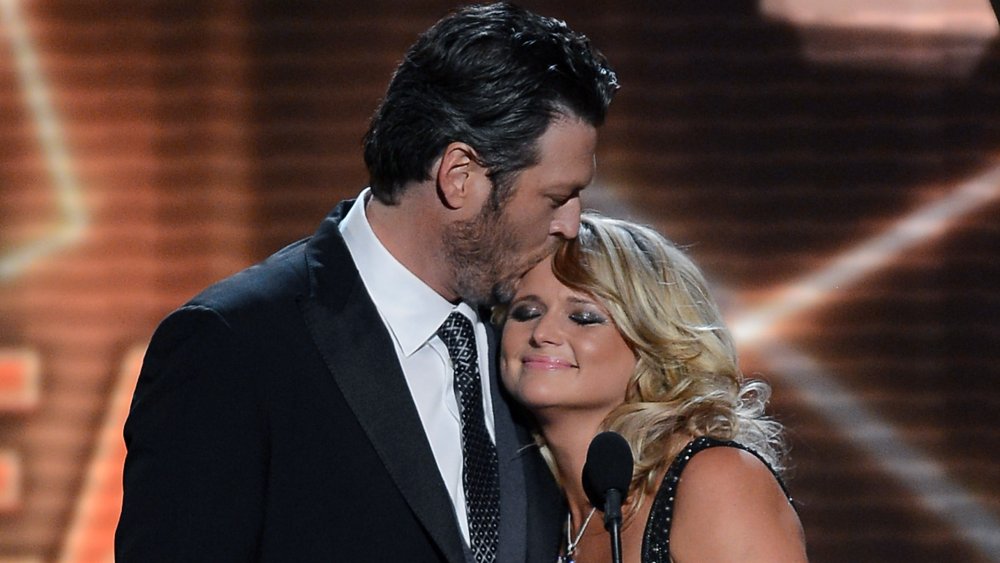 Blake Shelton bacia Miranda Lambert in testa