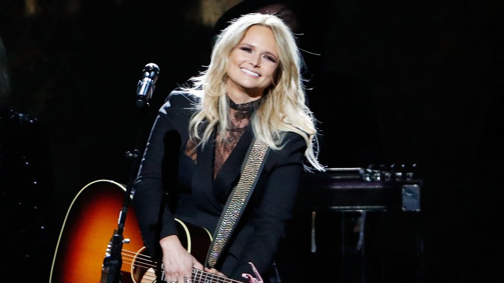 Miranda Lambert sul palco, sorridente