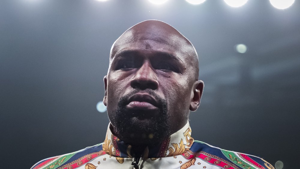 Floyd Mayweather al combattimento del campionato WBA super piuma nel 2019