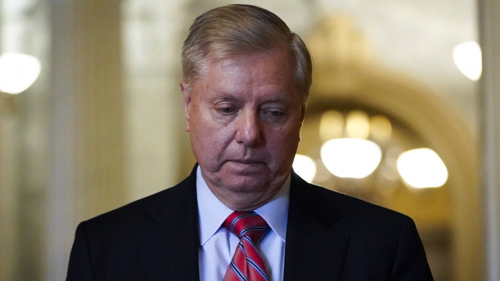 La senatrice Lindsey Graham guarda in basso