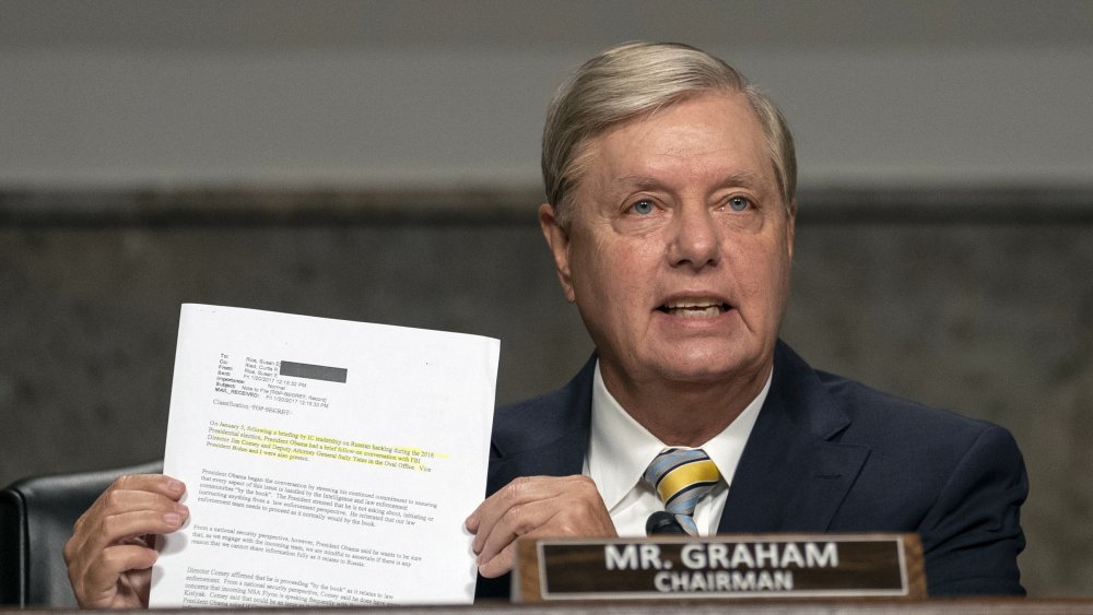 La senatrice Lindsey Graham tiene in mano dei documenti mentre parla