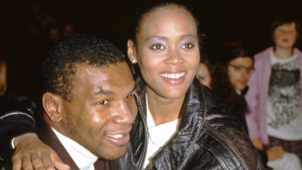 Mike Tyson e Robin Givens in un abbraccio