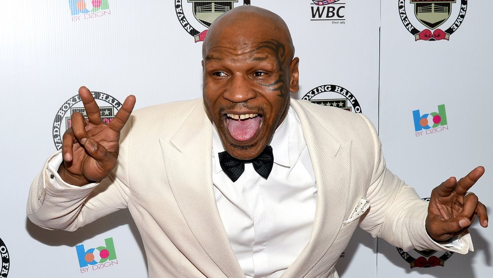 Mike Tyson fa una faccia stupida sul tappeto rosso