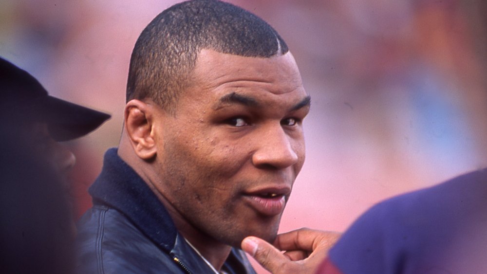 Mike Tyson, guardando la telecamera in mezzo alla folla