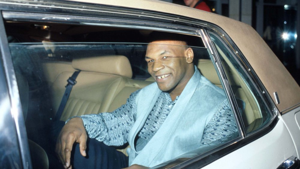 Mike Tyson sorridente in macchina