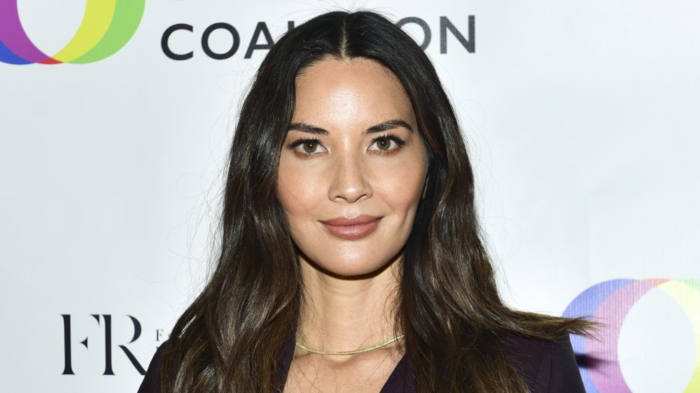 Olivia Munn sorride all'evento promozionale