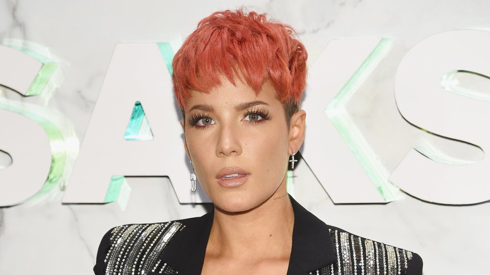 Halsey con i capelli rosa