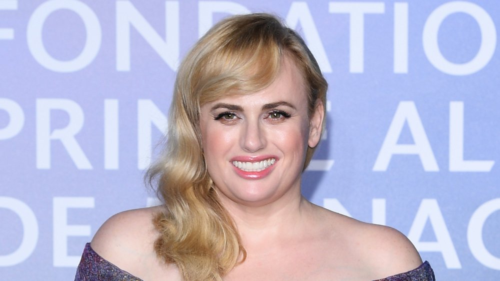 Rebel Wilson sorride all'evento