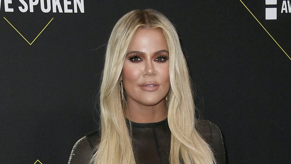 Khloé Kardashian con i capelli biondi