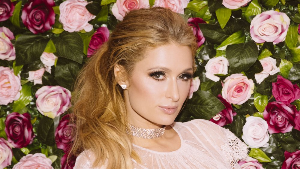 Paris Hilton davanti al muro di rose