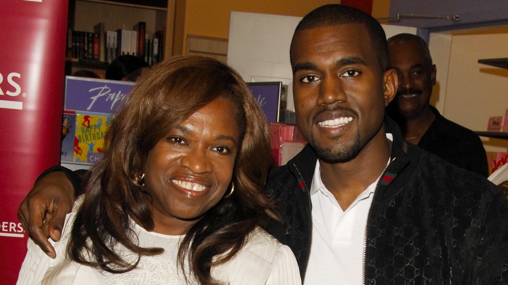 Kanye West e Donda West sorridono nel 2007