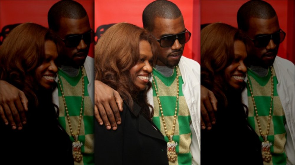 Kanye West abbraccia la mamma Donda West nel 2007