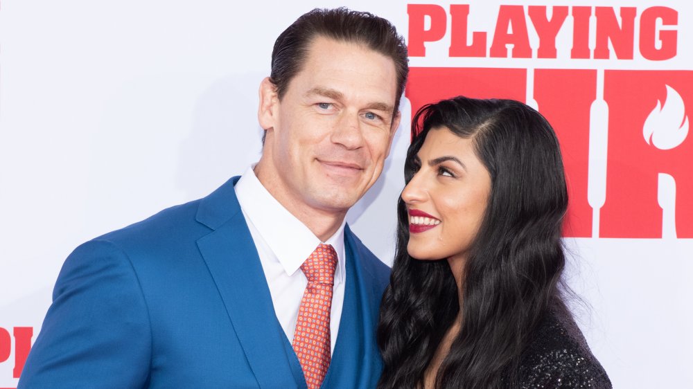 John Cena e Shay Shariatzadeh sorridono sul tappeto rosso 